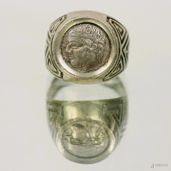 Anello in argento 900 con effigie raffigurante profilo di giovane atleta  incastonato, peso gr.5,6, misura 15, (difetti)