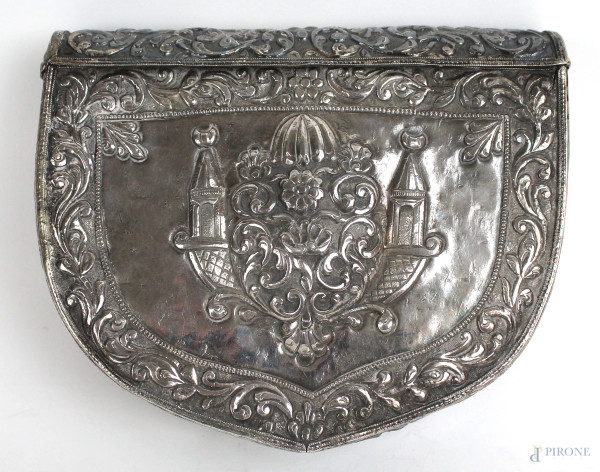 Portaoggetti in metallo argentato con decori a sbalzo, fine XIX-inizi XX secolo, cm 13x15x4, (segni del tempo).