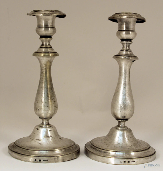 Coppia di candelieri ad una luce in argento, inizi XIX sec., bolli americani, H 23 cm.