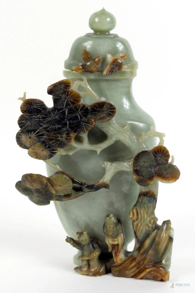 Vaso con coperchio in giadeite, decoro scolpito con albero e figure a rilievo, arte orientale, altezza cm 16 (piccoli difetti)