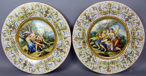 Coppia di piatti in maiolica di Faenza a decoro di scene classiche, met&#224; XX sec. diam.45,5cm