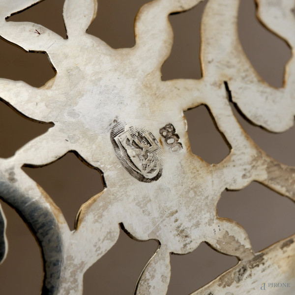 Lotto composto da oliera e centrotavola traforato in argento, peso complessivo gr 740, misura mas...