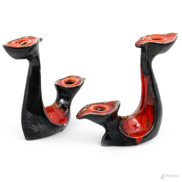 Coppia di portacandele in ceramica rossa e nera. Manifattura parigina degli anni Cinquanta del No...
