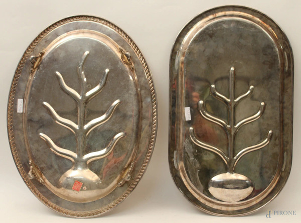 Lotto composto da due vassoi di linea ovale in metallo argentato.