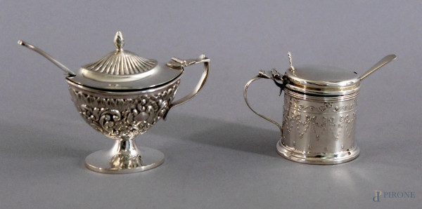 Lotto di due salierine in argento con vaschette in vetro, altezza 7,5 cm.