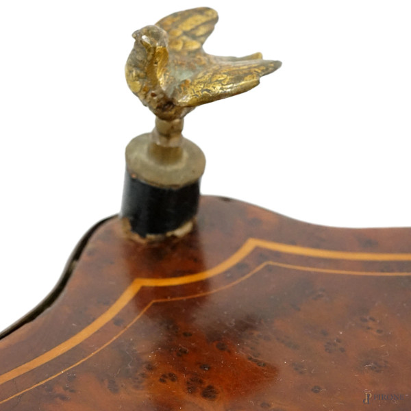 Tavolinetto in legno intarsiato in varie essenze, XX secolo, di forma mistilinea, con quattro gam...
