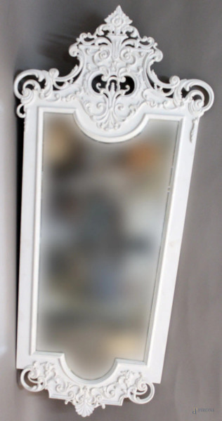Specchiera laccata bianco con finiture in metallo, cm 126, XX sec.