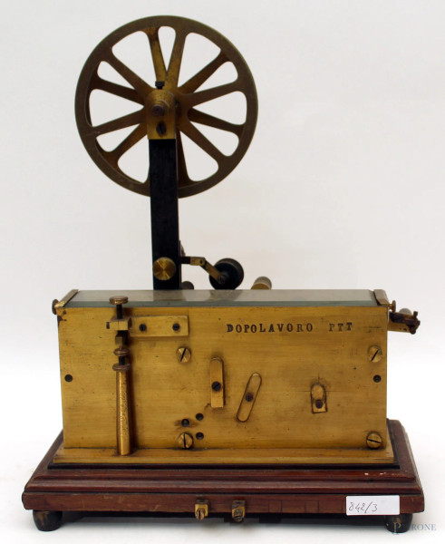 Telegrafo in ottone poggiante su base in legno, H. 37 cm., XIX sec.