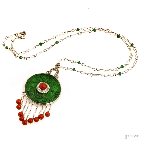 Collana in oro 9 kt con diamanti ct 0,70, giada e corallo, ciondolo cm 7,5x3,5, lunghezza cm 58, difetti)