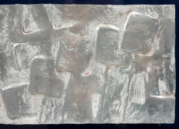 Senza titolo, lastra in metallo argentato, firmato e datato in basso a destra L. Guarini 64, cm 1...