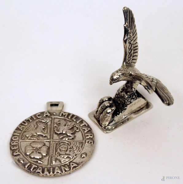 Lotto composto da una medaglia aeronatica militare italiana ed uno stemma del 70 storno aquile latine in argento 800.