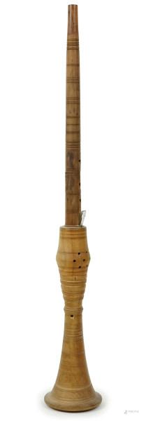 Strumento musicale in legno, cm h 67, XX secolo, (segni del tempo).