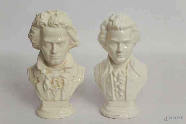 Coppia di piccoli busti in maiolica chiara raffiguranti Mozart e Beethoven, H 21 cm.