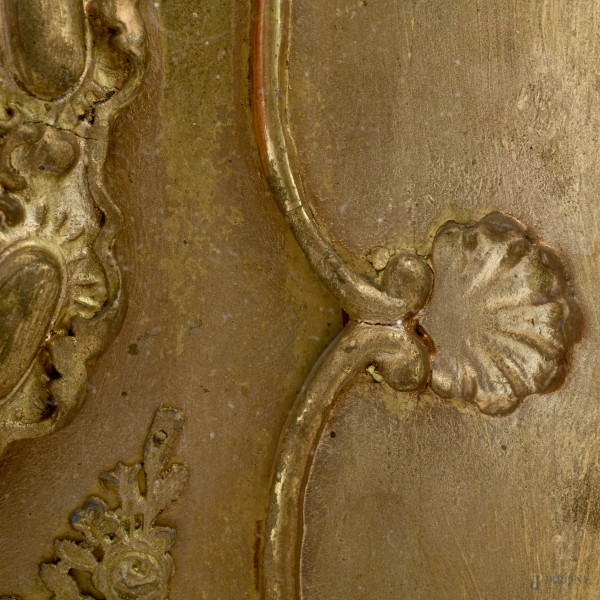 Orologio da muro con cassa in legno dorato riccamente decorata a rilievo a motivi vegetali. Quadr...