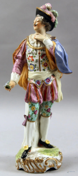 Gentiluomo, scultura in porcellana policroma, marcata Capodimonte, h. 25,5 cm.
