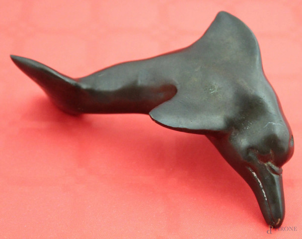Fermacarte a soggetto di delfino in bronzo brunito, marcata, h. 9 cm