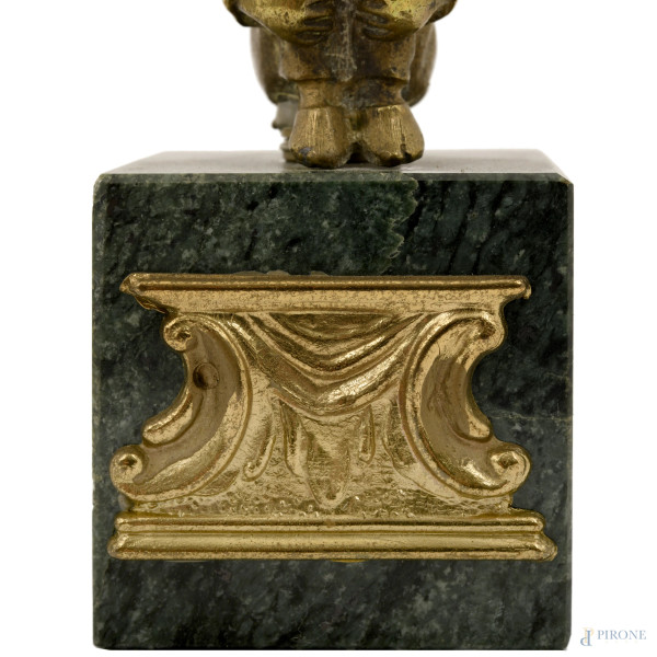 Lotto di due piccoli fermacarte raffiguranti rispettivamente una figura virile e una femminile ac...