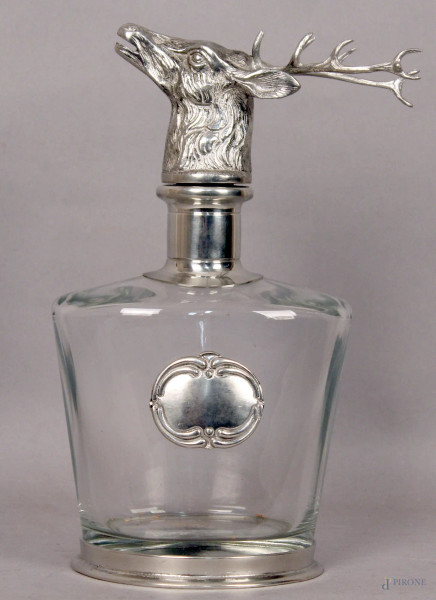 Bottiglia in vetro con finiture in peltro, tappo a forma di cervo, altezza 26 cm.