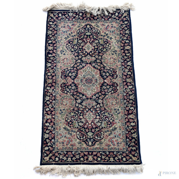 Tappeto, cm 70x125, (segni di usura, difetti)