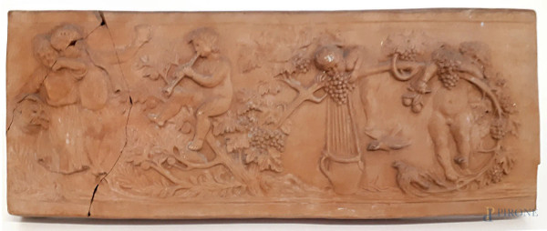 Terracotta Kamars di Chiusi raffigurante allegoria dell’autunno, cm 40x17