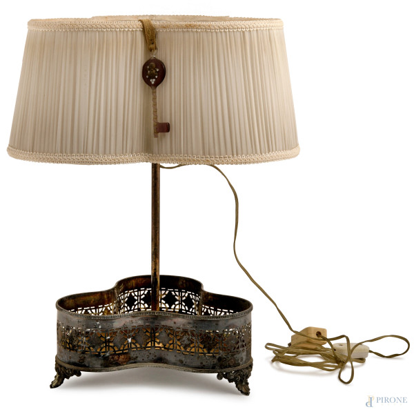 Lampada da tavolo con base traforata in metallo argentato e paralume plissettato, anni Quaranta del XX secolo, cm 43x28x28, (difetti, da revisionare)
