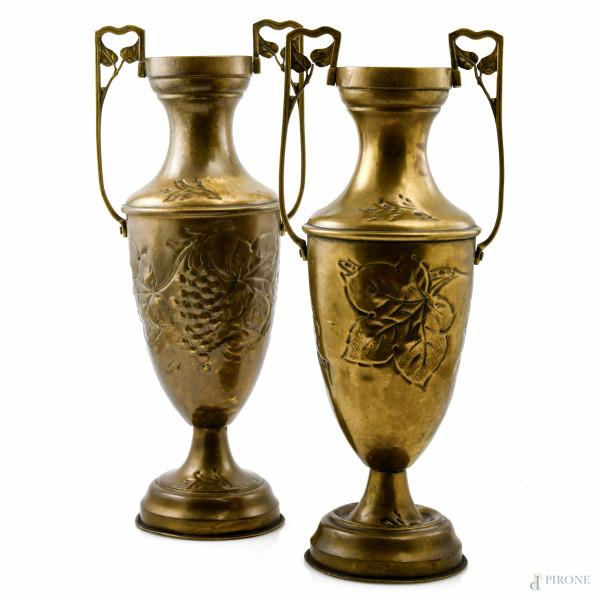 Coppia di vasi in lamina di metallo dorato, XX secolo, altezza cm 42, (segni di usura, ammaccature, difetti)