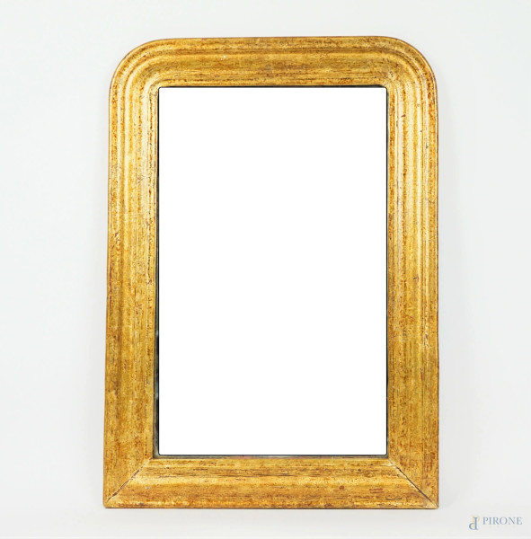 Specchiera di linea sagomata in legno dorato, XX secolo, cm 52x36,5
