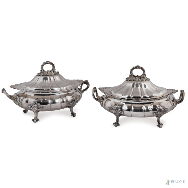 Coppia di legumiere con coperchio in Sheffield finemente cesellato, XX secolo, cm 30x40x25