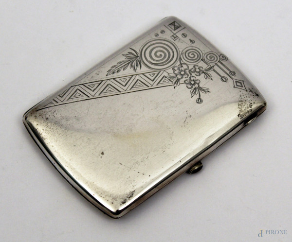 Portasigarette in argento cesellato, inizi XX sec., cm 11x8.