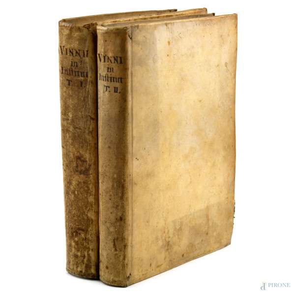 Arnoldi Vinnii JC., Institutionum Imperialium Commentarius, tomo primo e secondo, Venezia , 1740, (segni di usura, tracce di umidità, azione di animali xilofagi, difetti)