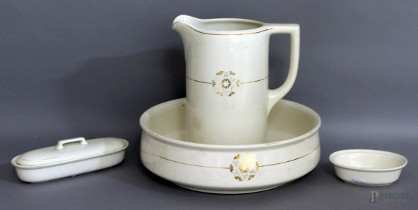 Servizio da toletta in ceramica, composto da: un lavabo, una brocca, un porta sapone ed un cofanetto, altezza max. 29 cm, diametro 35 cm.