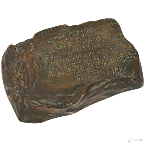 Placca in bronzo recante una famosa frase del Generale Diaz annunciante la ritirata dell'esercito austro ungarico e la vittoria della I guerra mondiale datata 4-XI-918, sul lato sinistro è raffigurata la Vittoria alata e in basso l'orizzonte del mare con sole nascente, XX secolo, cm 11x17