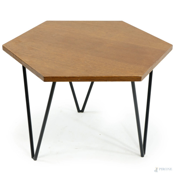 Tavolinetto basso in legno Gio' Ponti, piano esagonale poggiante su tre gambe in ferro, targetta "ISA PONTE SAN PIETRO", h 39,5x52x52