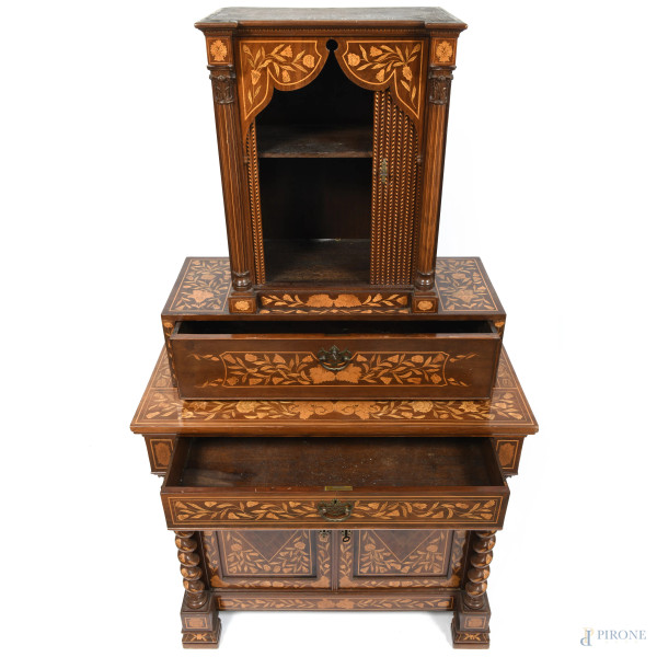 Credenza olandese a doppio corpo in legno impiallacciato e intarsiato a motivi floreali in varie ...