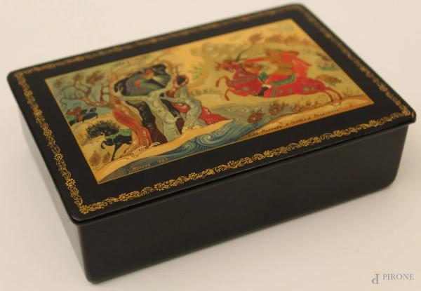 Antica scatola in legno ebanizzato dipinta a soggetto di guerrieri, cm 4,5 x 15,5 x 10,5.