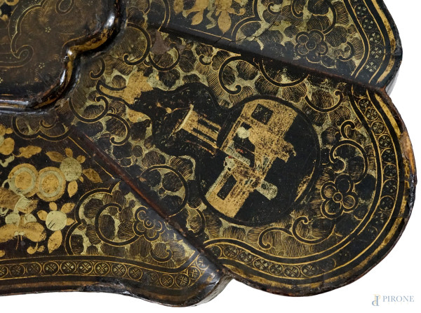 Tavolino da lavoro in legno laccato e decorato a cineserie, XIX secolo, cm h 71,5x43,5x64, (difet...