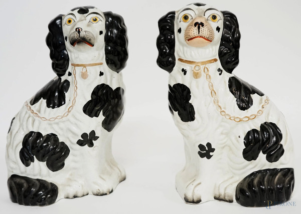 Coppia di cani Staffordshire, XIX secolo, in ceramica policroma, cm h 26,5, (lievi difetti).