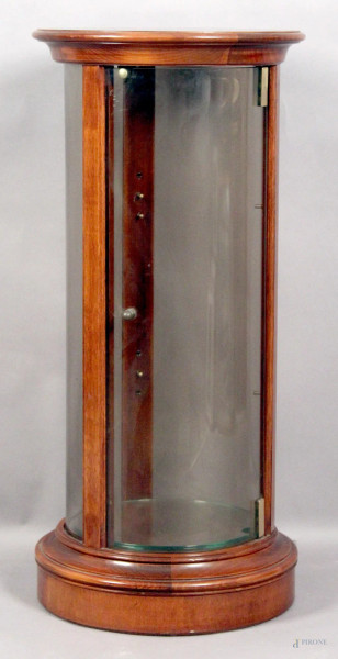 Piccola vetrina a cilindro in mogano, altezza 89 cm, diametro 41,5 cm, XX secolo.