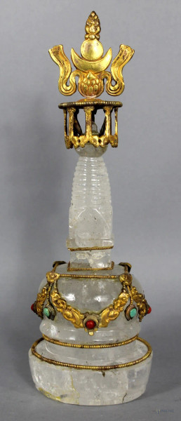 Stupa,in cristallo di rocca con finiture in bronzo dorato con pietre applicate. H.23,5cm