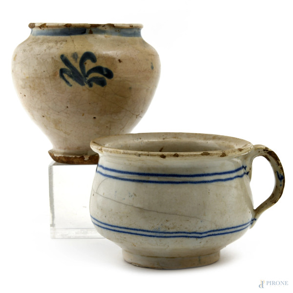 Lotto di due vasetti in maiolica dipinta e smaltata nei toni del bianco e del blu, XX secolo, altezza massima cm 11 (sbeccature, rotture, mancanze, difetti di cotture, caduta di smalto)