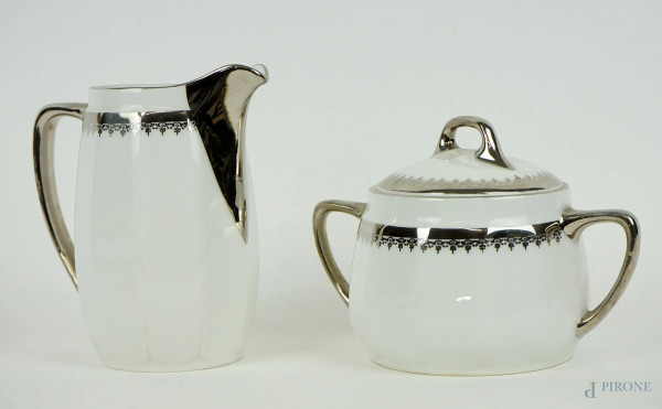 Zuccheriera e lattiera in porcellana bianca con decori argentati, marca sotto la base, alt. max cm 14