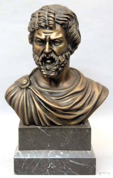 Busto di filosofo, scultura in bronzo, base in marmo, h cm 28 (compresa base).