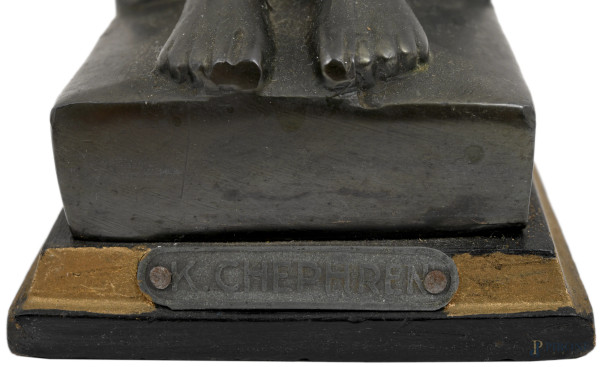 Scultura in bronzo patinato nero raffigurante Chephren seduto in trono con incisioni a rilievo di...
