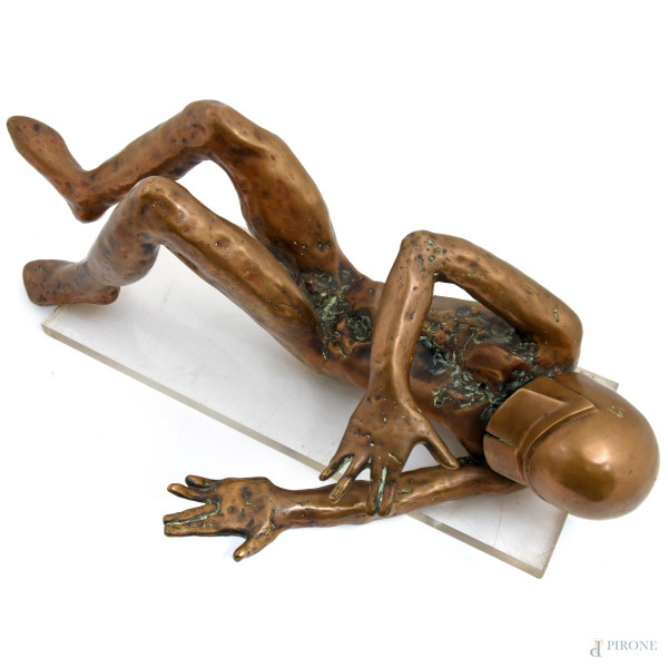 Nudo virile con casco, XX secolo, bronzo su base in plexiglass, cm 20x55x30, (difetti)