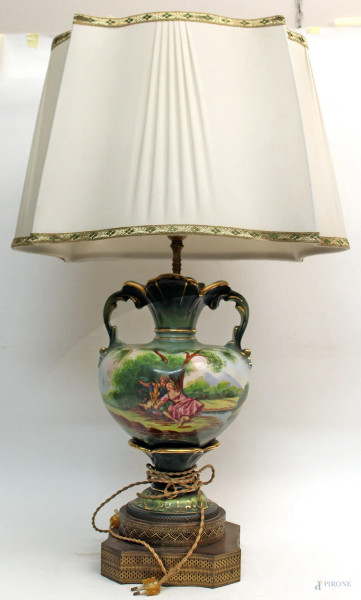 Lampada in porcellana a tutto decoro di paesaggi, con particolari dorati, base in ottone, H. 50 cm.