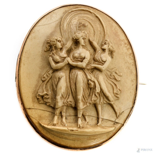 Spilla in oro basso con centrale in pietra lavica a rilievo raffigurante le Tre Grazie, XX secolo, cm 5,5x4, (segni di usura, difetti, rotture, restauri)
