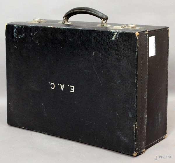 Valigia contenente set da toletta in vetro con coperchi in argento, Inghilterra XX secolo.
