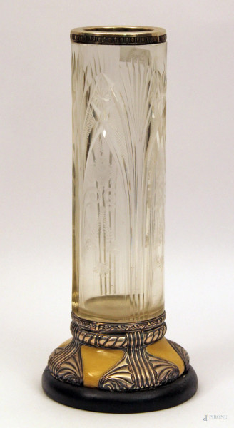 Vaso in cristallo molato con base in legno con applicazioni in argento, primi 900, h. cm 28.