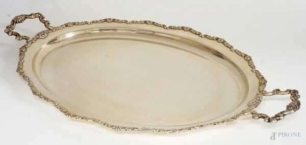 Vassoio a guantiera in argento 800, doppia presa laterale e profili cesellati a volute, seconda metà XX secolo, cm 52x32, peso gr.830
