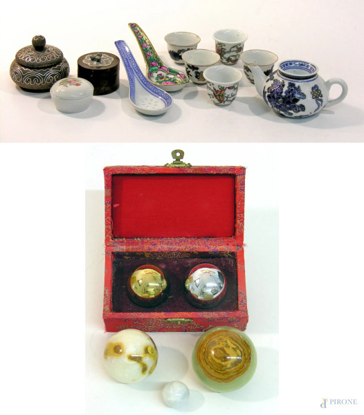 Lotto composto da numerosi oggetti in porcellana cinese e scatoline porta pillole e sfere varie in onice e in metallo cromato